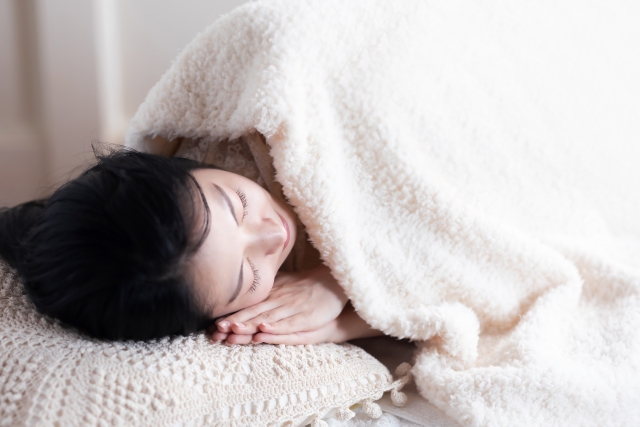 眠っている女性