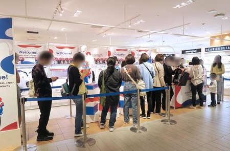 大阪梅田のミャクミャクグッズ販売店